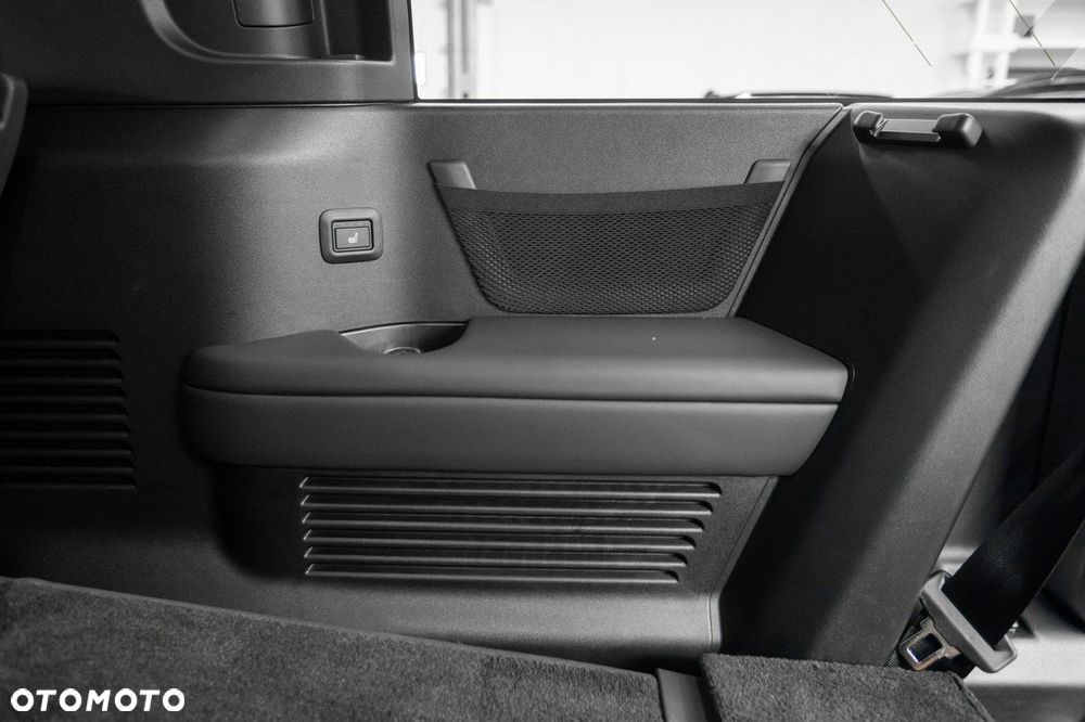 Land Rover Defender - 36