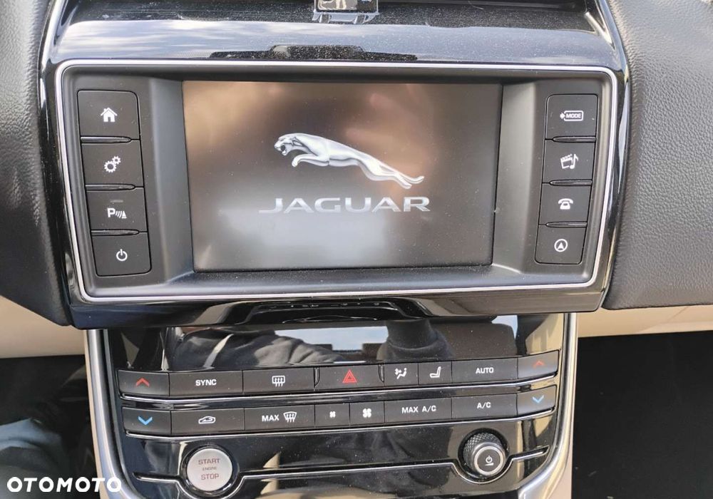 Jaguar XE - 16
