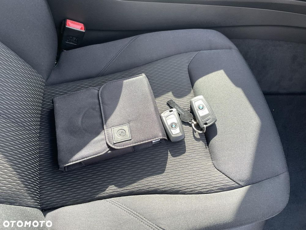 BMW Seria 3 318d Sport Line Shadow - 27