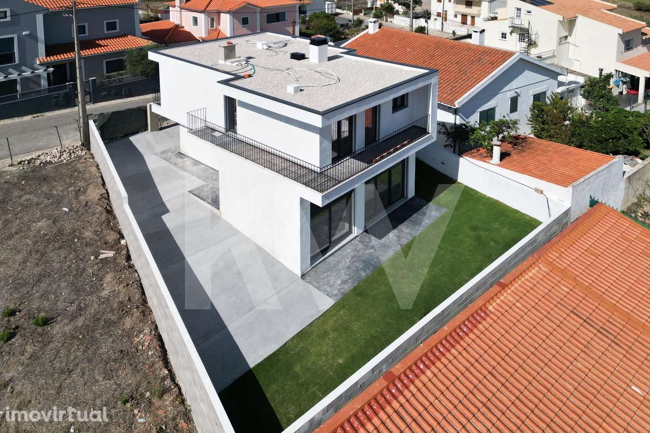 Excelente moradia T4 estilo moderno, implantada num terreno de 288,5 m - Grande imagem: 4/25