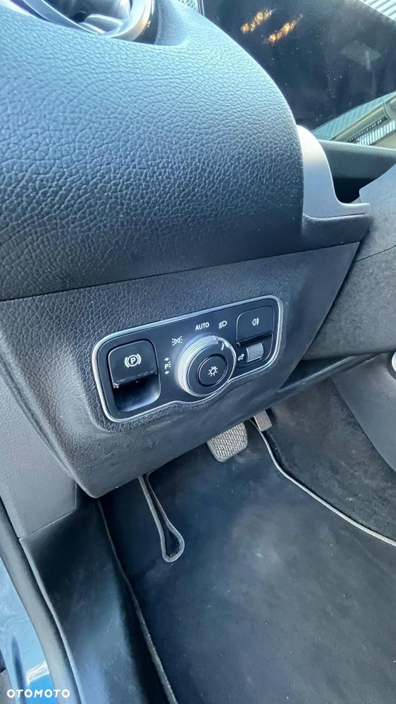 Mercedes-Benz GLB 200 Progressive 7G-DCT - 36