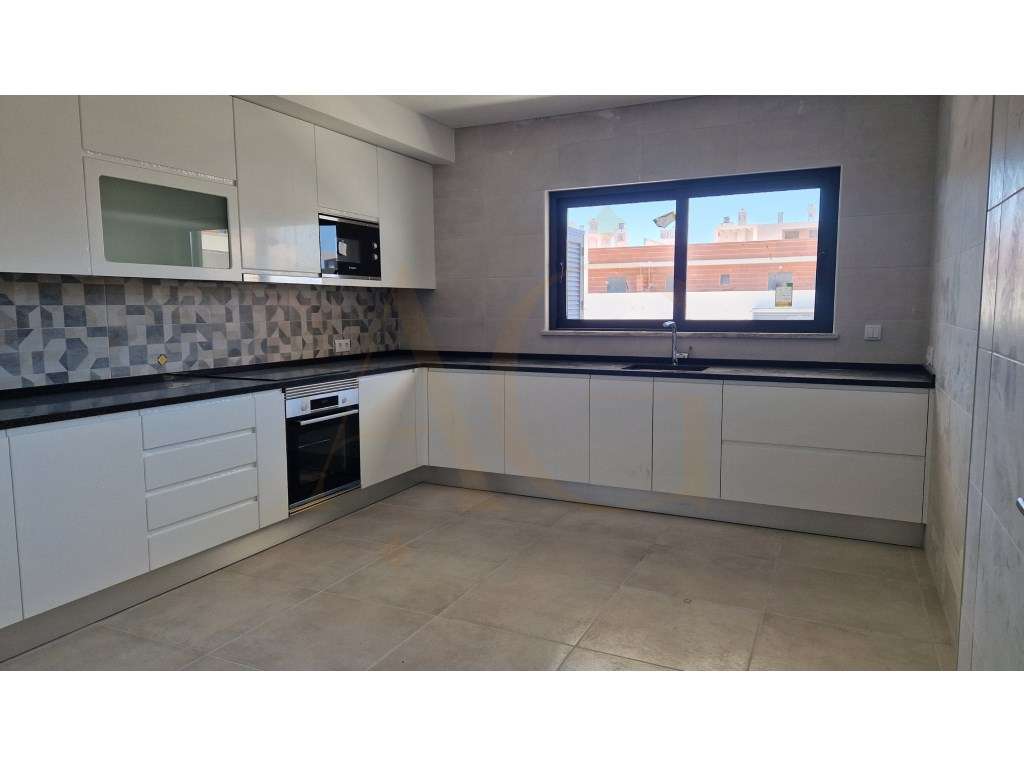 Apartamento T4, último piso com terraço grande. - Grande imagem: 3/37