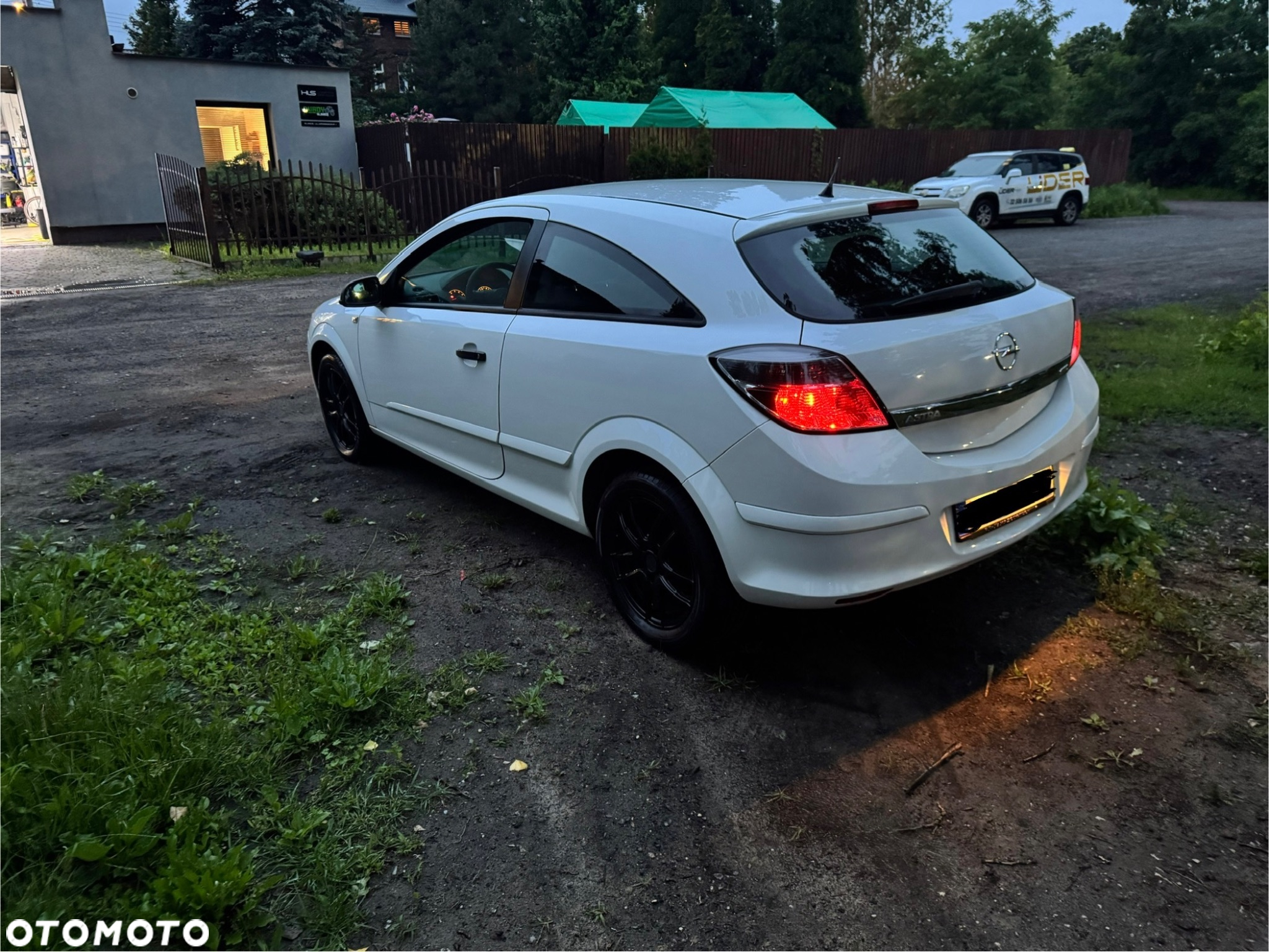 Opel Astra GTC 1.6 Black&White - 6