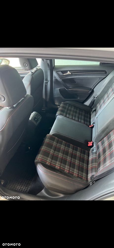 Volkswagen Golf - 11