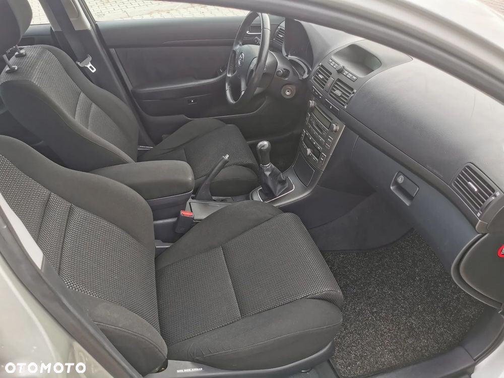Toyota Avensis - 18