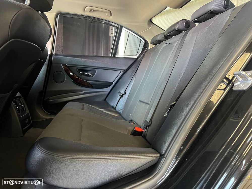 BMW 320 d Auto Line Luxury - 10