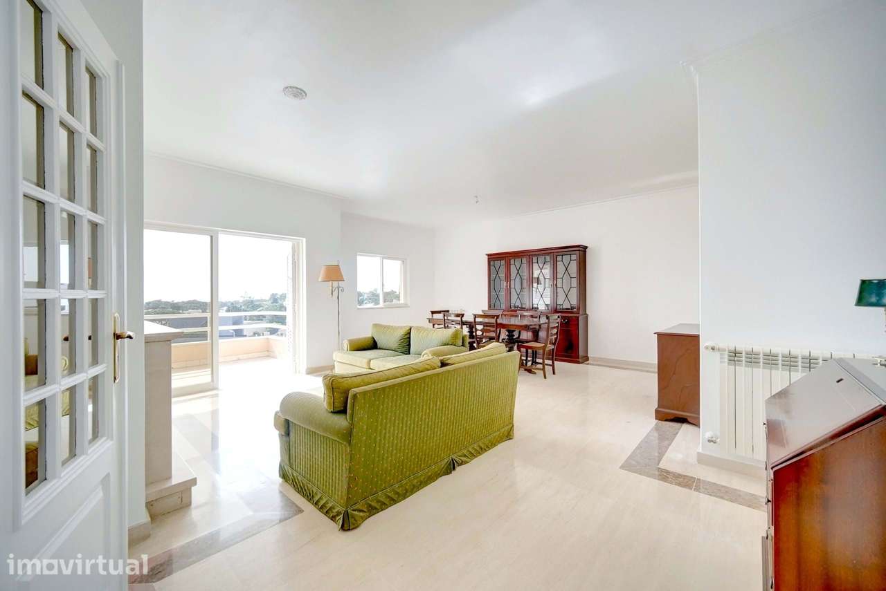 T2 com Vista Mar na Costa da Guia | Último Piso com Garagem Box Dupla - Grande imagem: 4/30