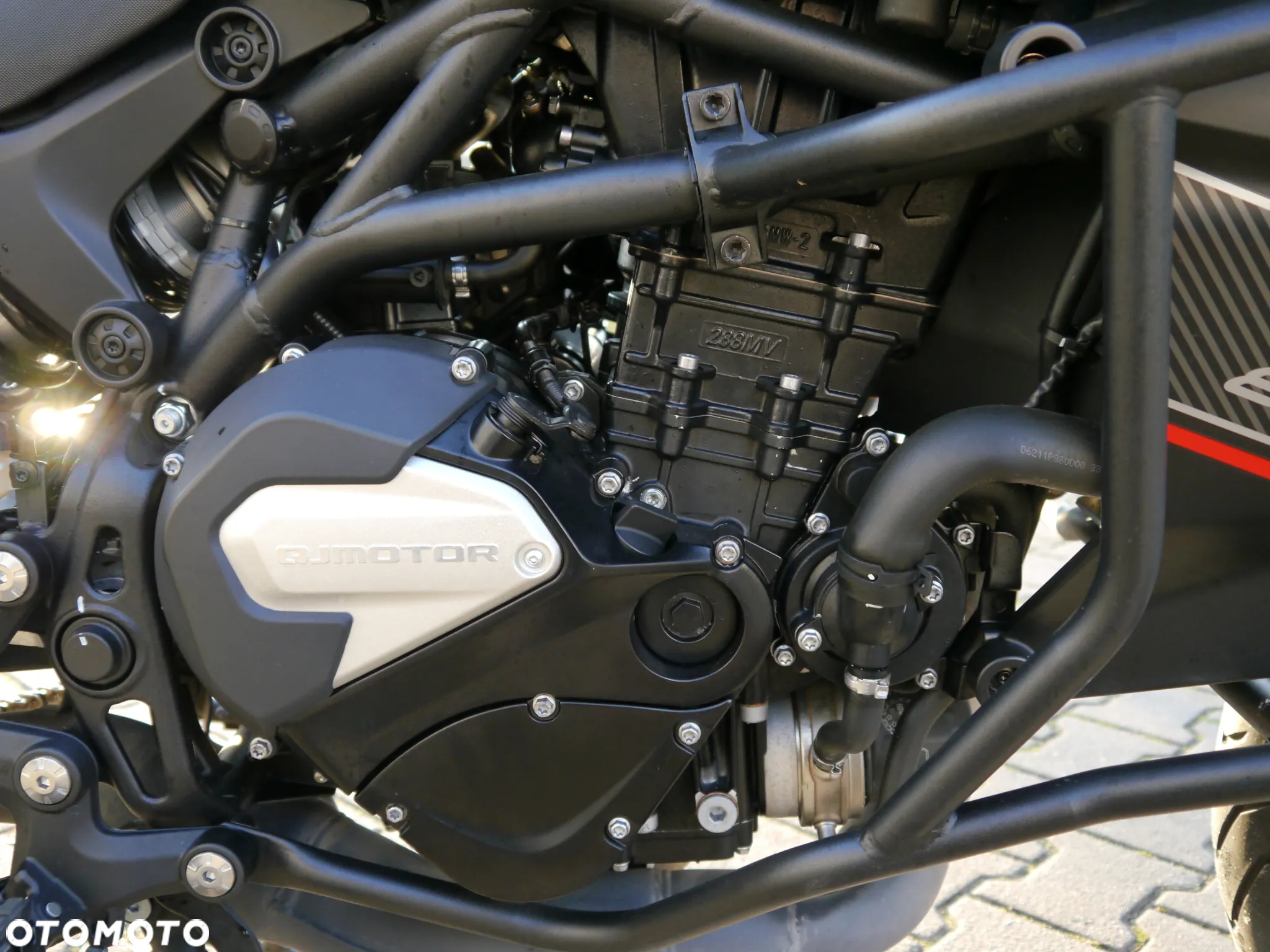 QJMOTOR SRT 800S - 10