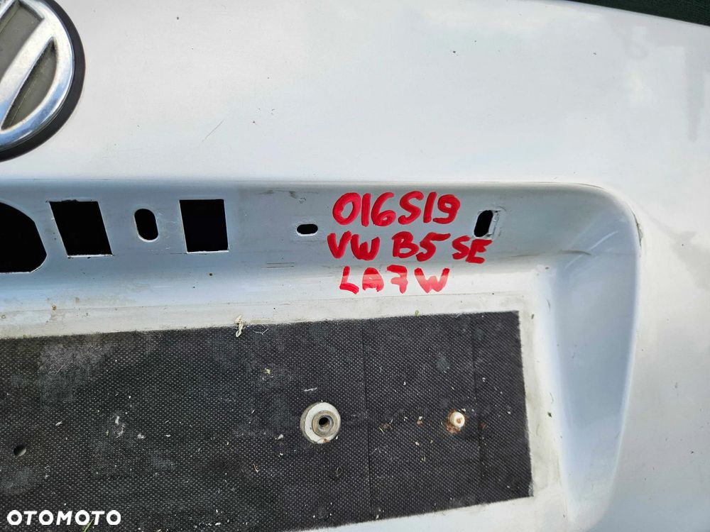 Klapa Pokrywa Bagażnika Tył Tylna Srebrna LA7W Znaczek Napis VW Passat B5 Sedan 97r - 4