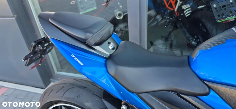 Suzuki GSX - 16
