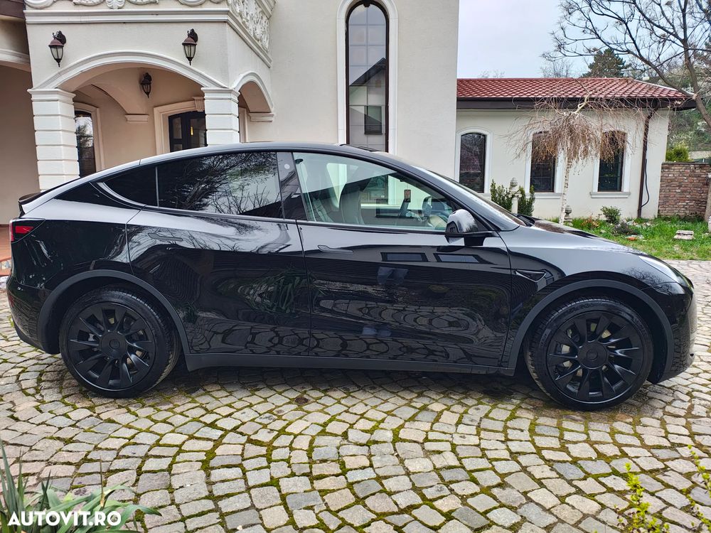 Tesla Model Y Long Range Dual Motor AWD - 9
