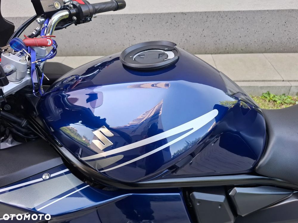 Suzuki GSX - 23
