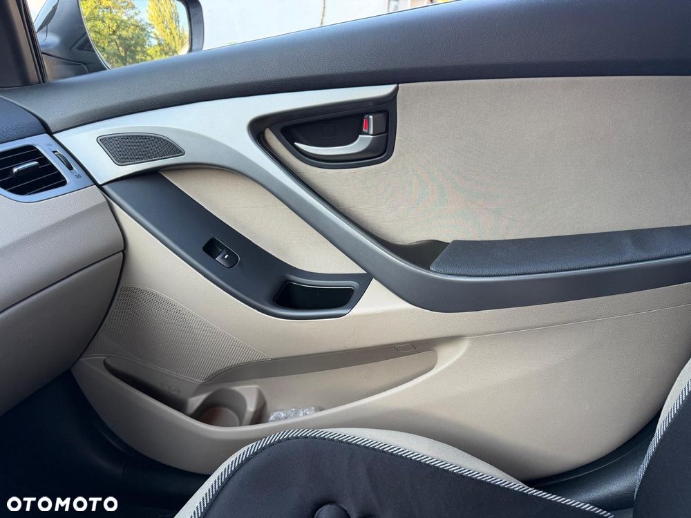 Hyundai Elantra 1.6 Comfort - 19