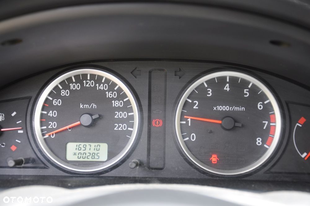 Nissan Almera 1.5 Visia + - 32