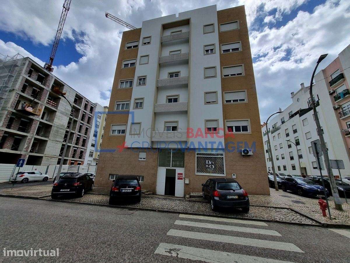 OPORTUNIDADE ÚNICA EM SETÚBAL: 263m² de Versatilidade no Bairro Afo... - Grande imagem: 2/25