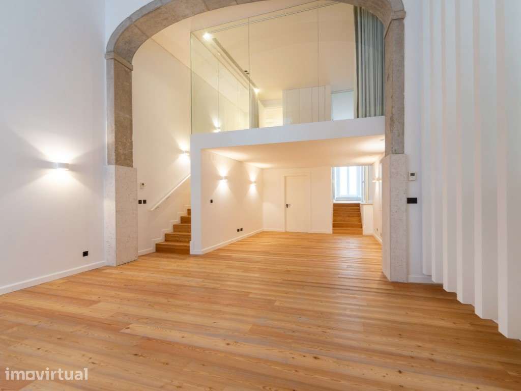 Loft T3 com pé direito duplo e 2 lugares de garagem totalmente recu... - Grande imagem: 5/29