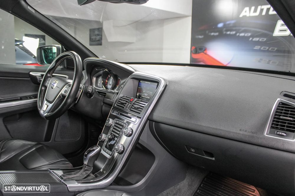 Volvo XC 60 2.0 D4 R-Design Geartronic - 32
