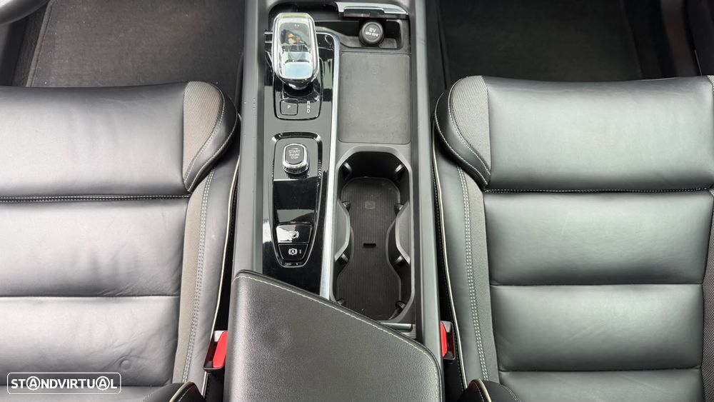 Volvo XC 60 T6 AWD Recharge Plus Dark - 24