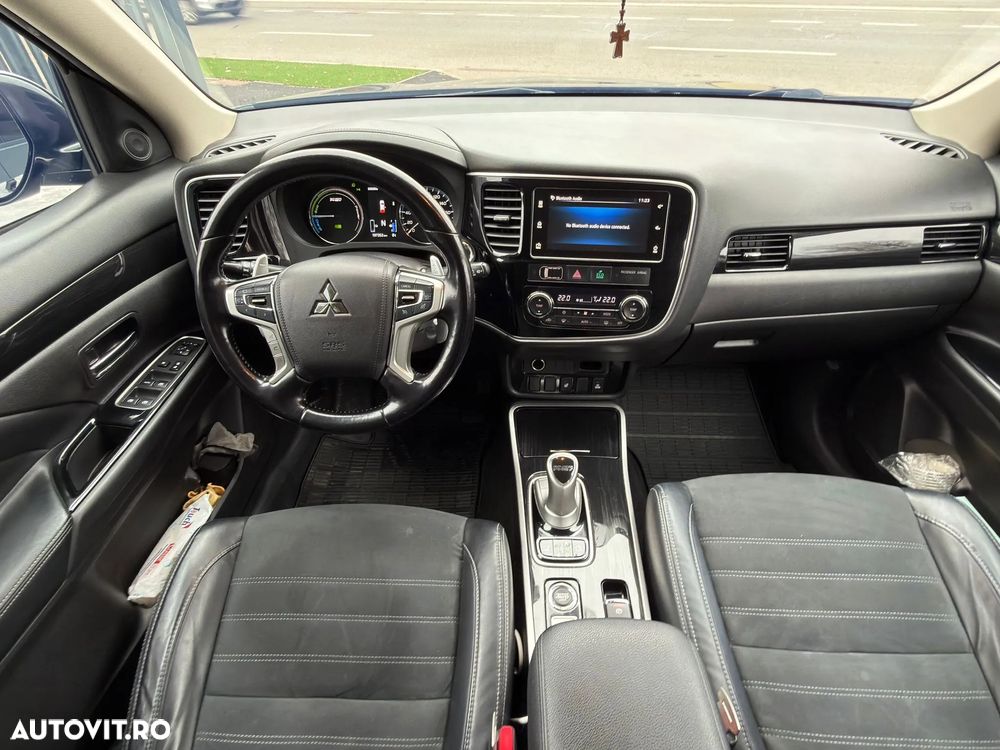 Mitsubishi Outlander - 12