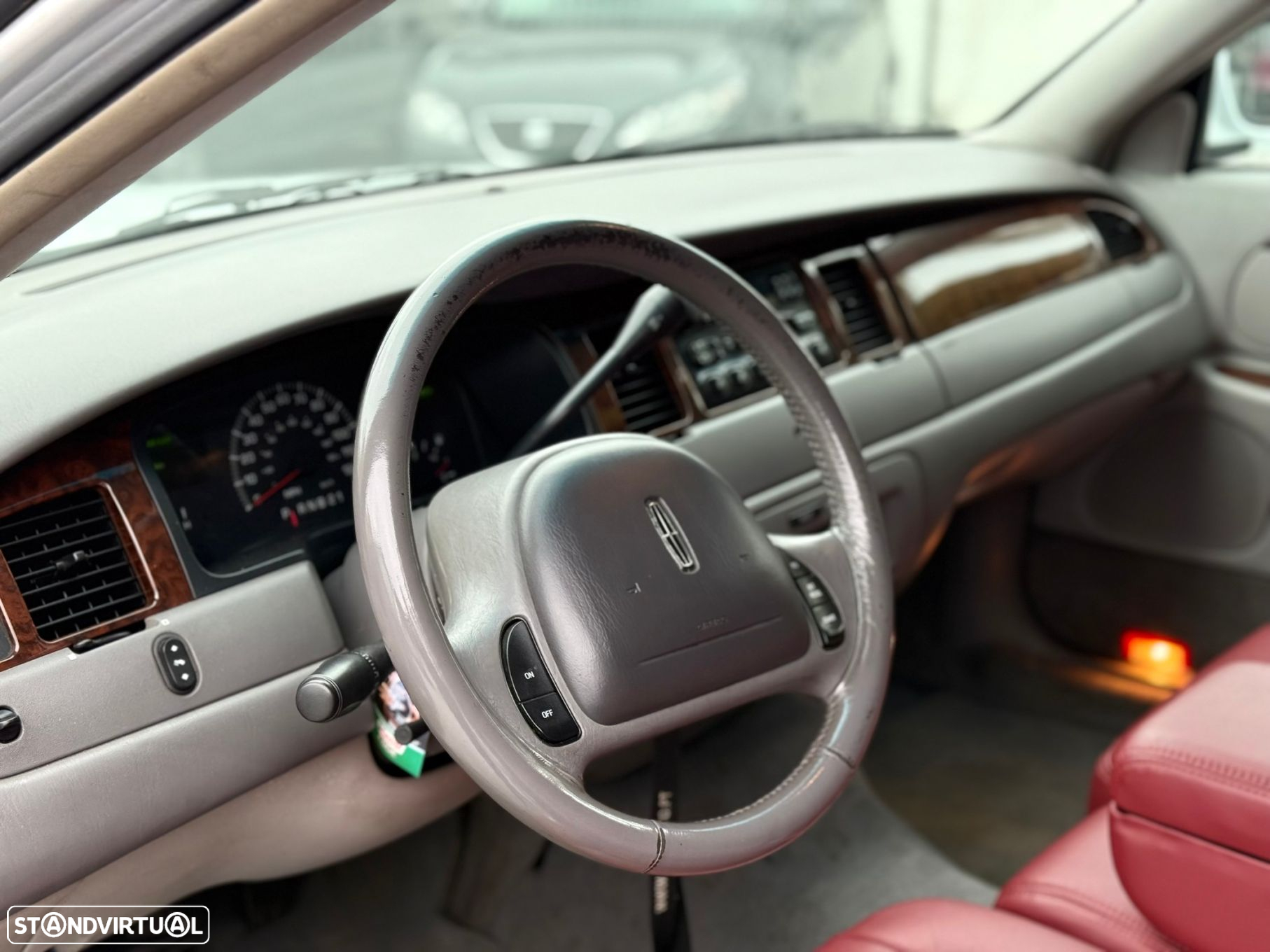 Lincoln Town Car - 9