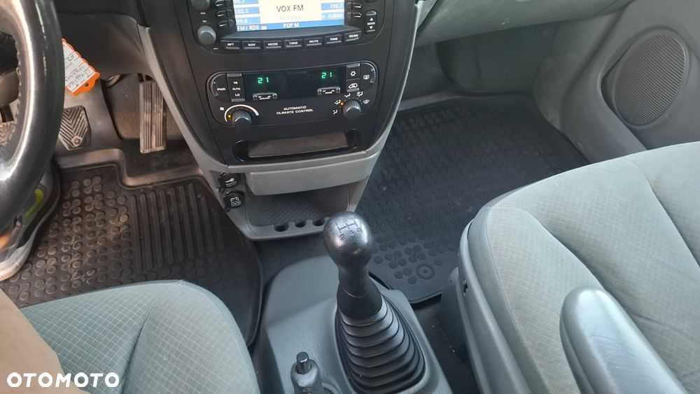 Chrysler Voyager 2.4 SE - 11