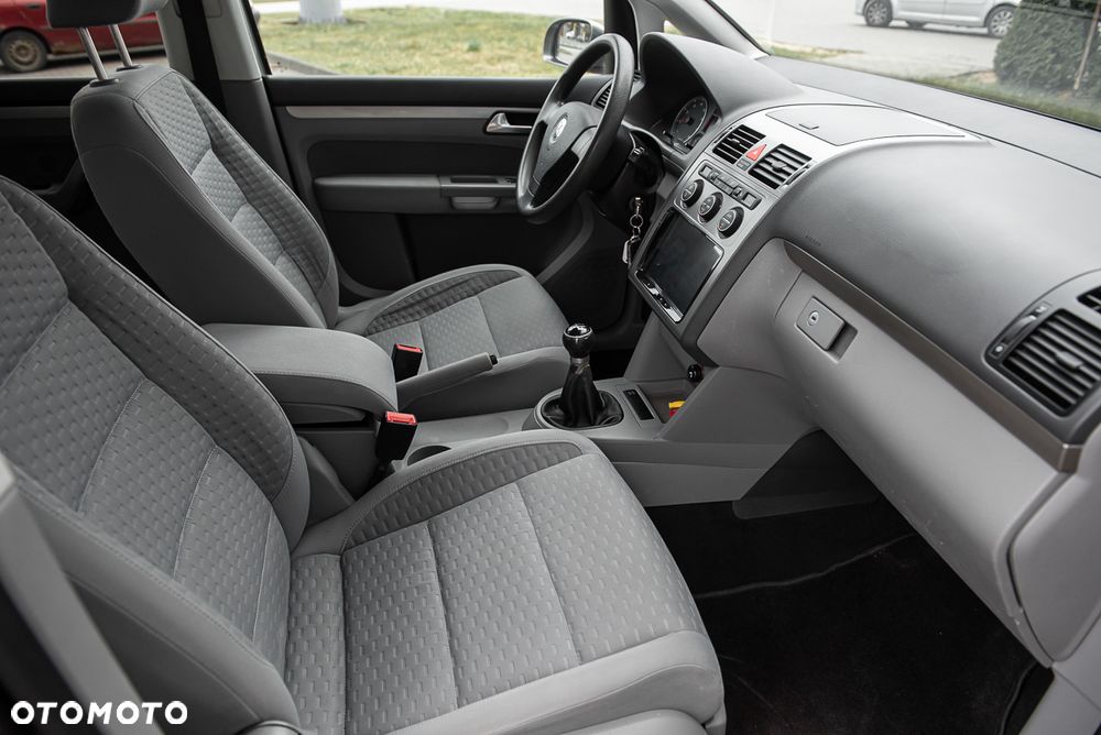 Volkswagen Touran - 27