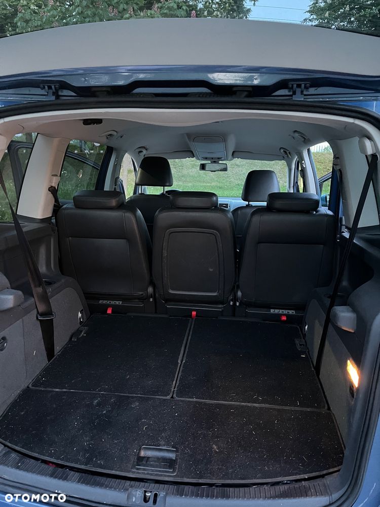 Volkswagen Touran - 11