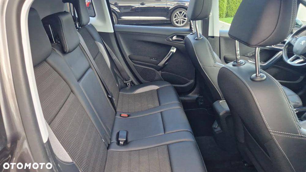 Peugeot 2008 1.6 BlueHDi Allure S&S - 15