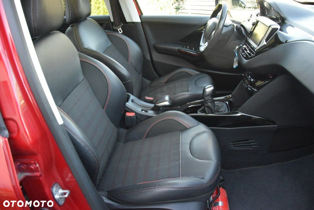 Peugeot 2008 1.2 Pure Tech Allure S&S - 23