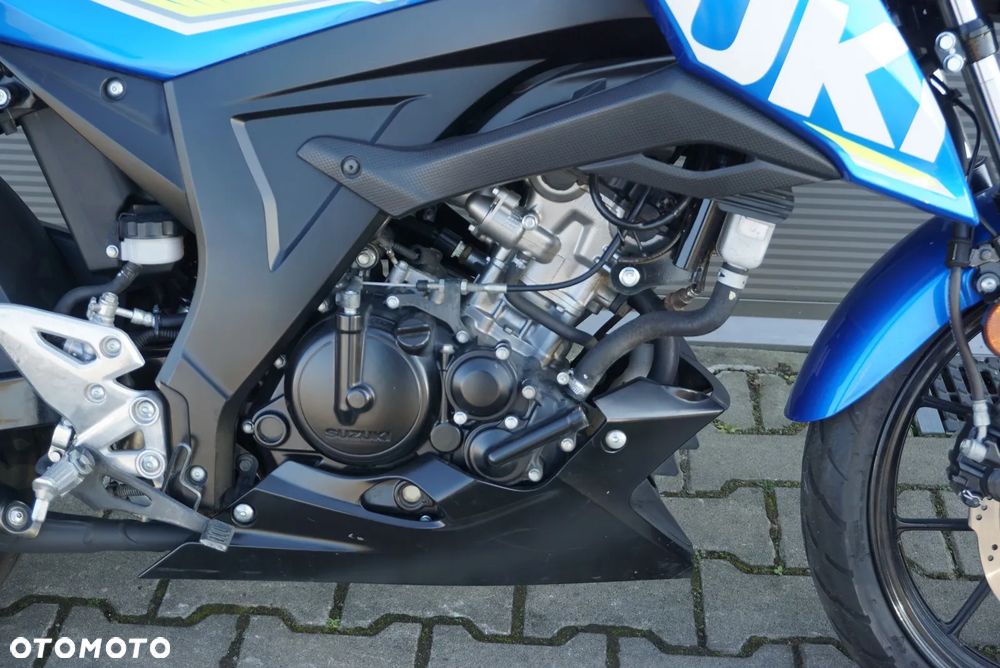 Suzuki GSX - 17