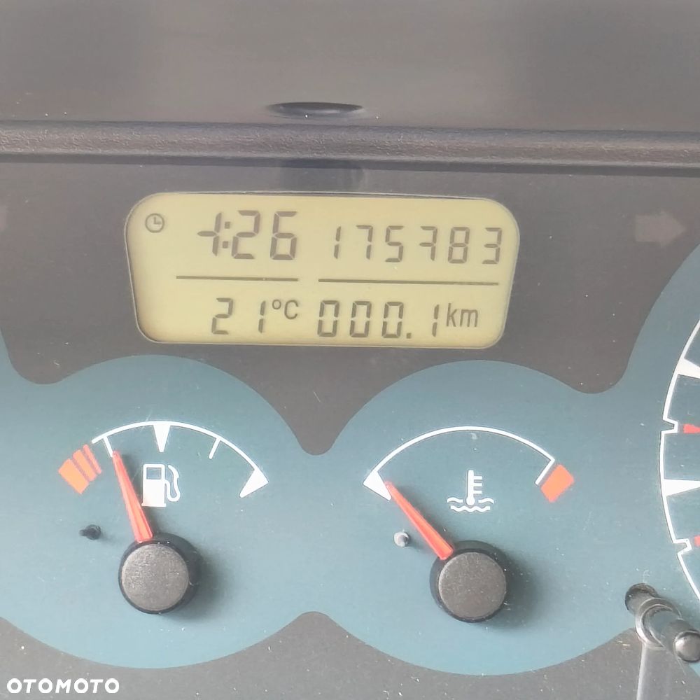 Nissan Terrano 2.7 TDi Luxury - 8