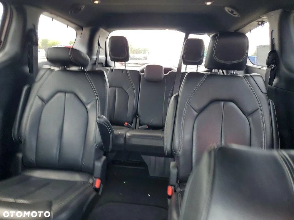 Chrysler Pacifica - 8