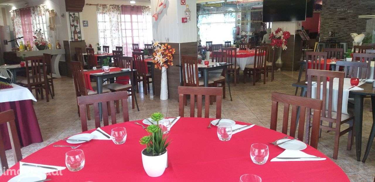 Restaurante-Bar em pleno funcionamento na zona da Galé - Grande imagem: 5/22