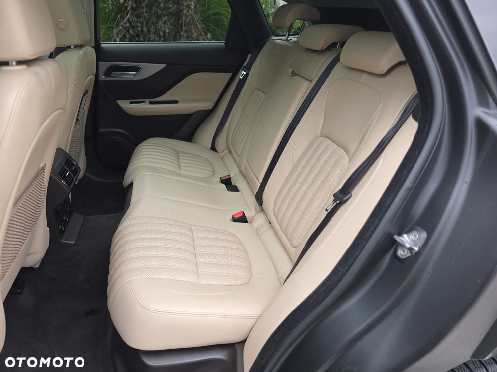 Jaguar F-Pace P250 AWD R-Dynamic Black - 26