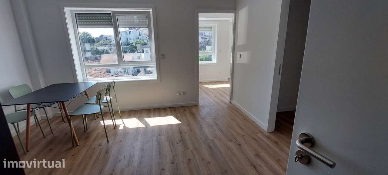 T1+1 Renovado com garagem, Centro do Porto - Junto ao Metro da Trindad - Grande imagem: 2/31