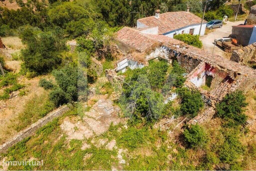 Ruína com terreno em malha urbana para recuperar a 30 minutos de Loulé - Grande imagem: 5/28
