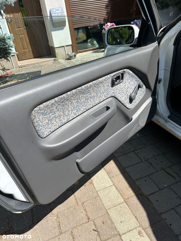 Nissan Almera 1.4 - 12