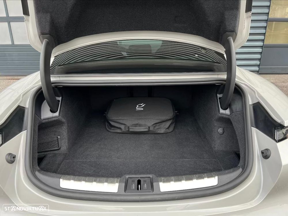 Porsche Taycan Turbo S - 8