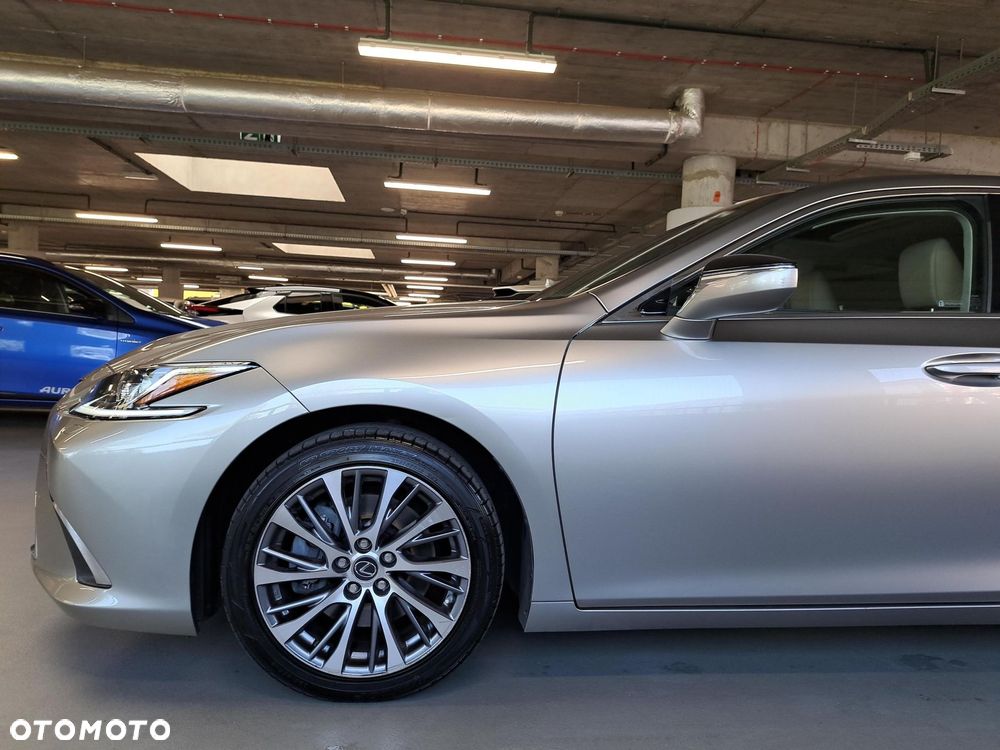 Lexus ES 300h Business Edition - 31