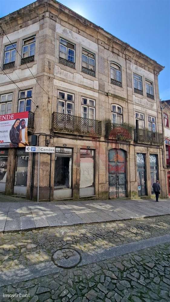 Prédio Urbano com Comércio e Habitação no Coração de Guimarães - Grande imagem: 4/25