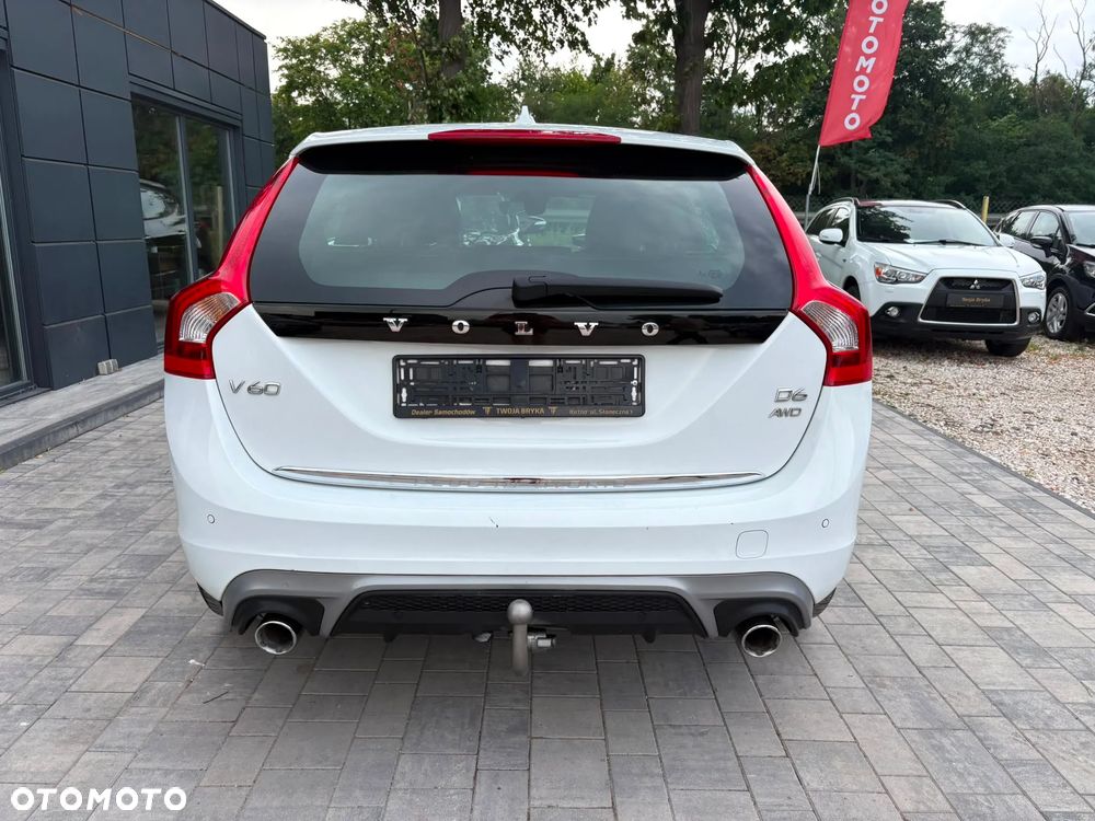 Volvo V60 D6 AWD Plug-in Hybrid R-Design Momentum - 5