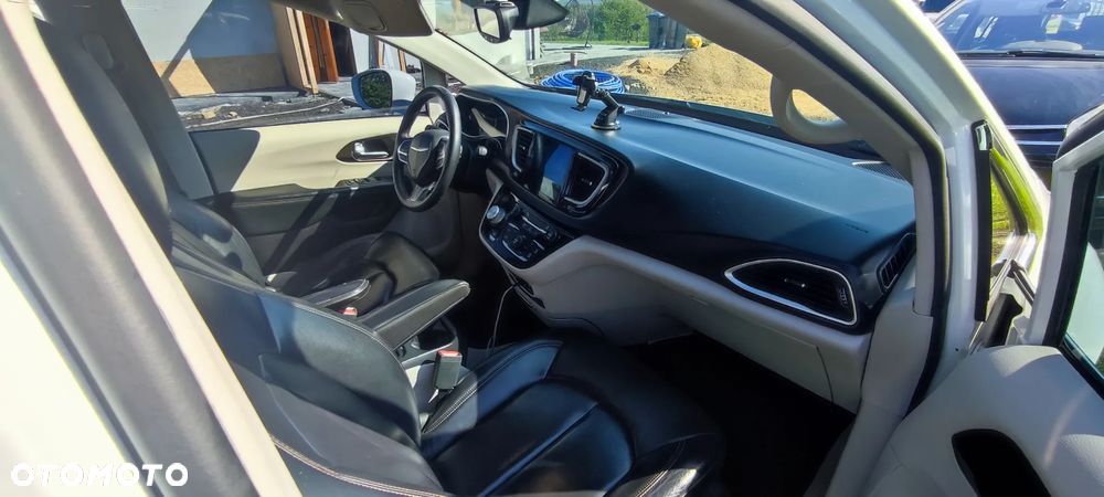 Chrysler Pacifica - 12