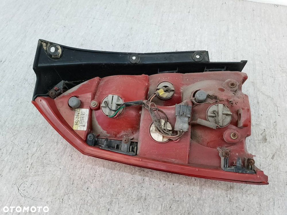 LAMPA TYLNA PRAWA HYUNDAI TUSCON I 92402-2E0 - 6