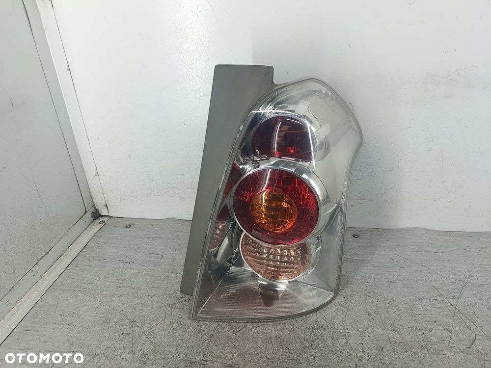 LAMPA TYLNA PRAWA TOYOTA COROLLA VERSO II MINIVAN - 1