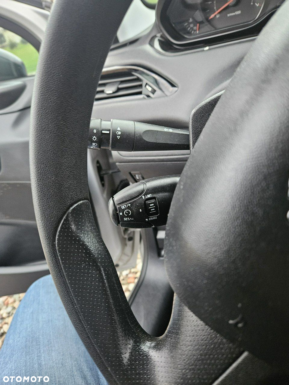 Peugeot 208 - 14