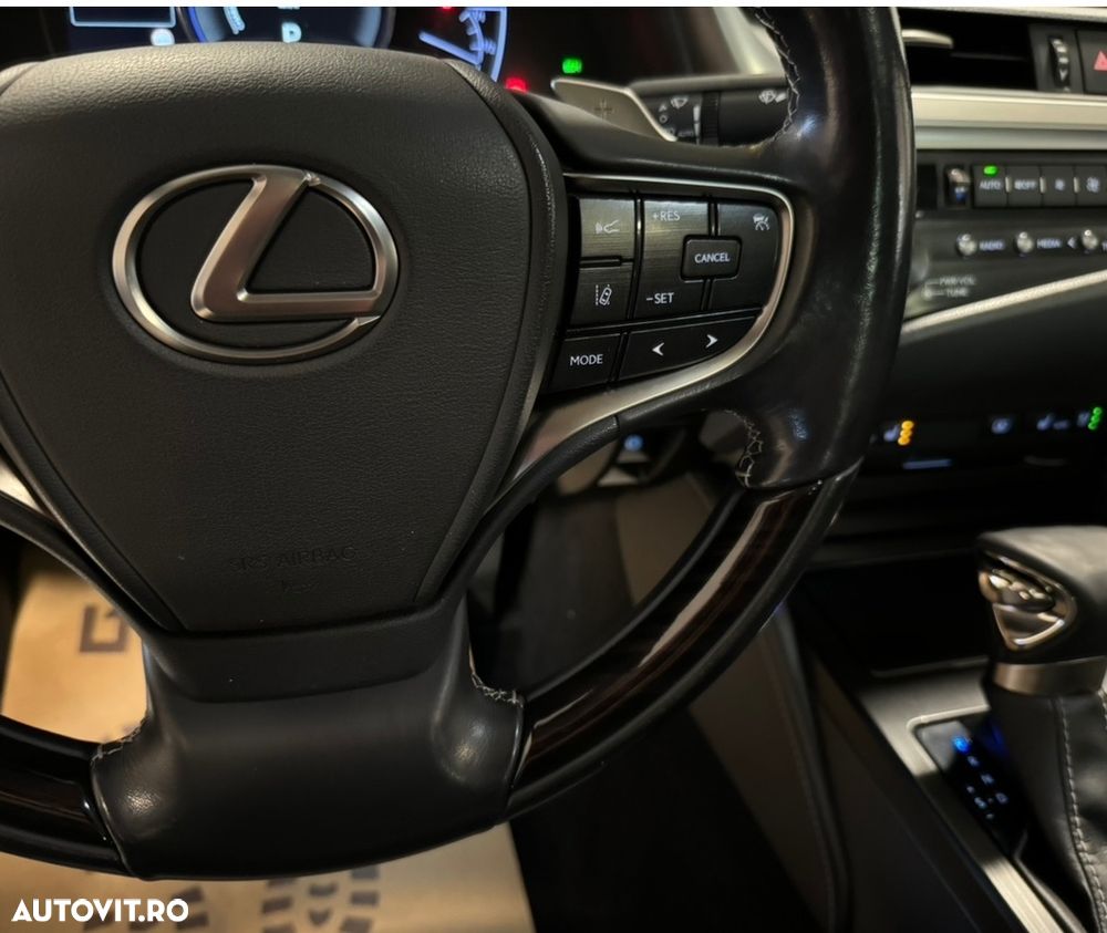 Lexus Seria ES 300h 2.5 TNGA HV 25H- 4X2 CVT Executive - 20