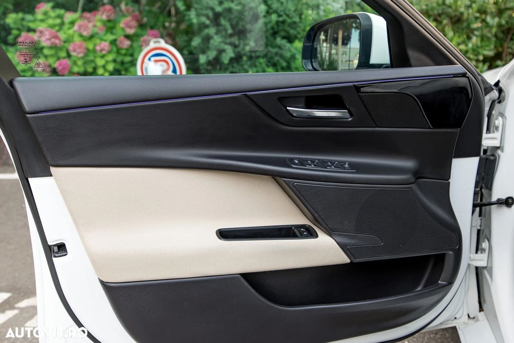 Jaguar XE 2.0 Pure - 16