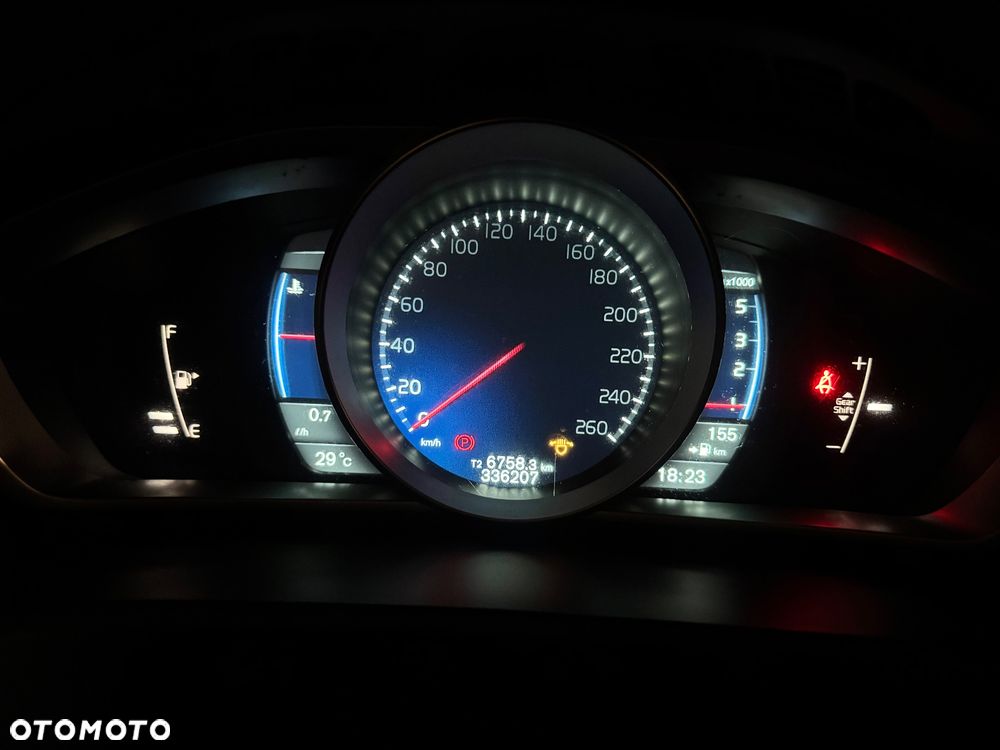 Volvo V40 D2 R-Design - 16