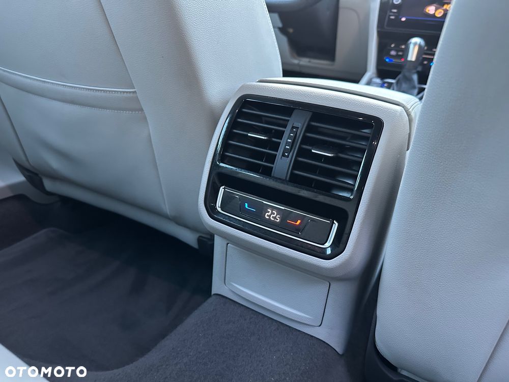 Volkswagen Passat Variant 2.0 TDI SCR DSG Elegance - 23