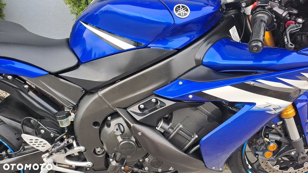 Yamaha R1 - 18
